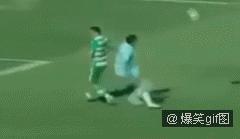 国足足球搞笑gif,足球原地踩单车搞笑gif
