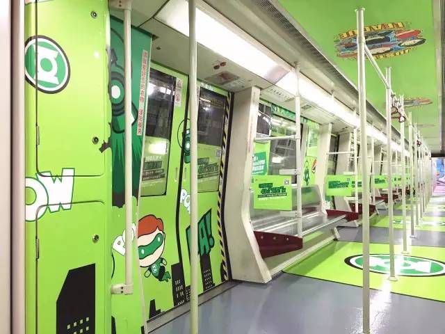 新奇|天惹！双层巴士变身“移动足球场”！还有正义联盟专列