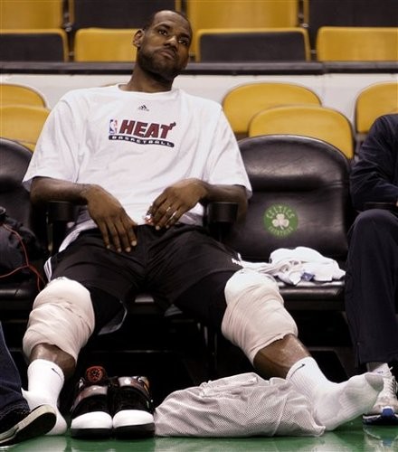 踢完球膝盖软组织疼怎么办,踢了球膝盖疼怎么回事