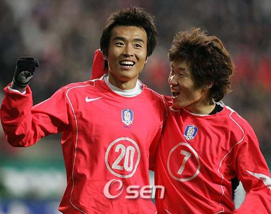 2002年十强赛李玮锋头球,04年东亚四强赛李玮锋