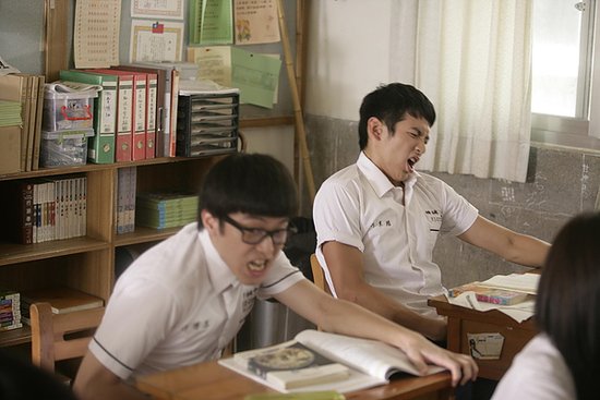 发现男朋友偷看别的女生怎么办,发现男友偷看前任