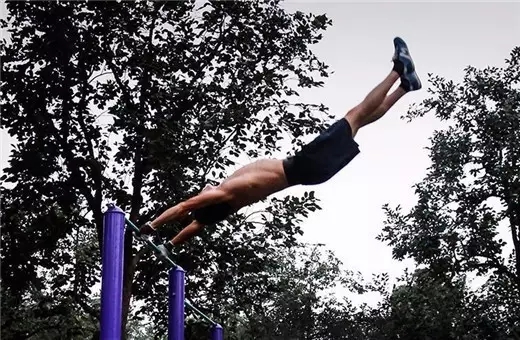 高手在民间!白发老人全民健身器材展神技