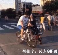 妹纸，下次跑步的时候把裤子弄紧（song）一点啊