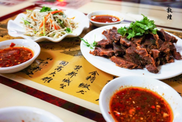 敦煌沙洲夜市去莫高窟,敦煌沙洲夜市美食烤鱼