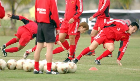 39岁踢完球膝盖痛怎么办,踢完球膝盖像崴脚一样疼