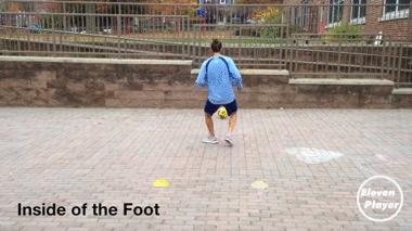 足球踢墙训练视频,足球接球转身训练方法