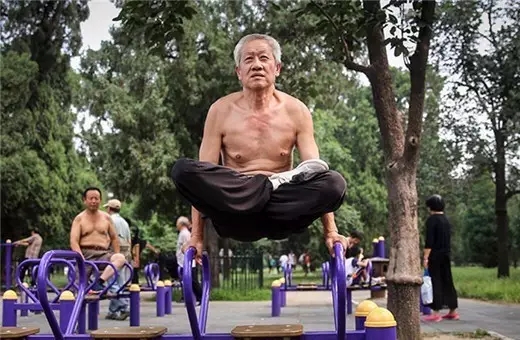高手在民间!白发老人全民健身器材展神技