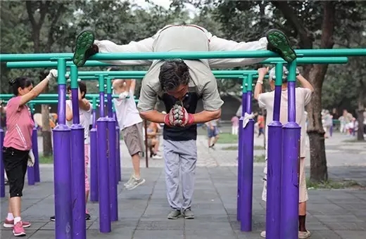 高手在民间!白发老人全民健身器材展神技