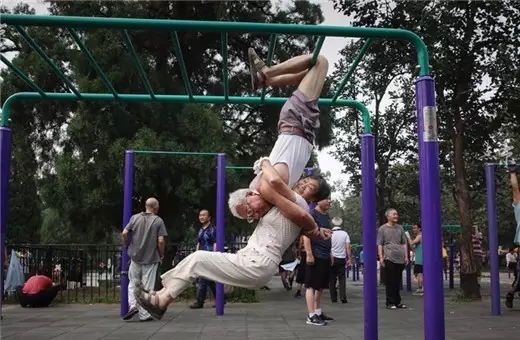 高手在民间!白发老人全民健身器材展神技