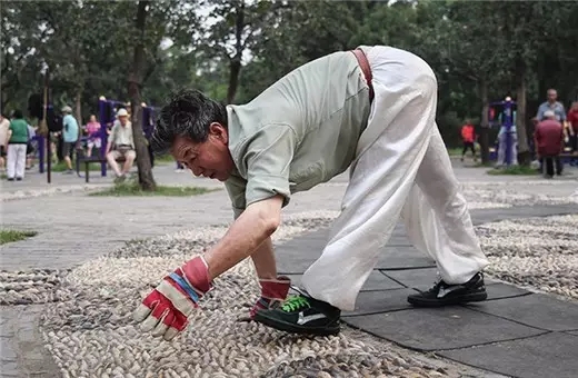 高手在民间!白发老人全民健身器材展神技