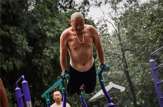 高手在民间!白发老人全民健身器材展神技