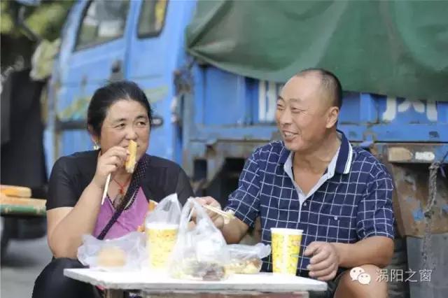 亳州一夫妻打工10年将孩子供出国留学，累并幸福着。