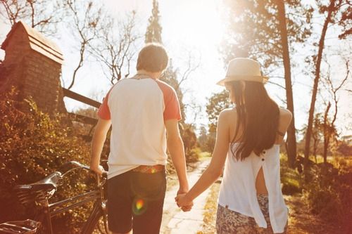 人笑花开，花落人哭，一个见，一个留心