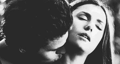 男孩被女友留吻痕丧命,男子和女友接吻差点死亡