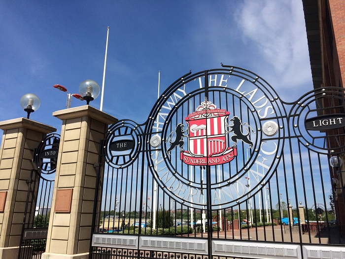 新英驻英记者毛竹欣：用队徽画一个最美东北小城桑德兰