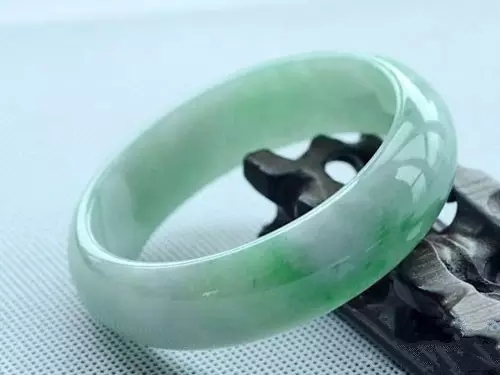 翡翠手镯的正确佩戴方法,翡翠手镯和手表可以同时佩戴吗