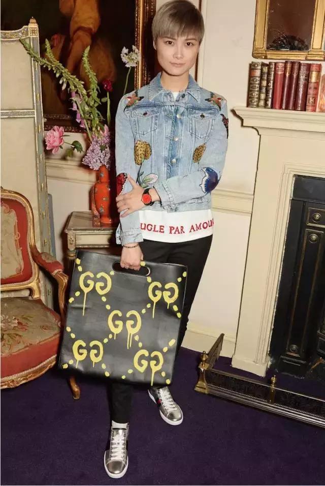 李宇春、蕾哈娜、宋茜她们都在穿这样的牛仔装！