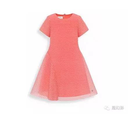 小朋友的钱最好赚，几千块穿几个月就要扔的衣服爹妈买起来不眨眼