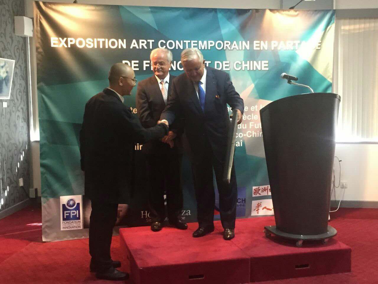 法国前总理拉法兰获赠中国当代画家刘念油画作品《光明与黑暗》