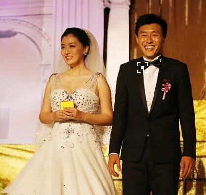 国足老婆哪一个不是大美女，从今天起培养孩子踢球吧