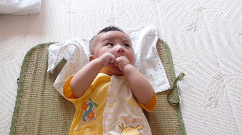 宝宝3个月了，一言不合就吮手指，要纠正吗？