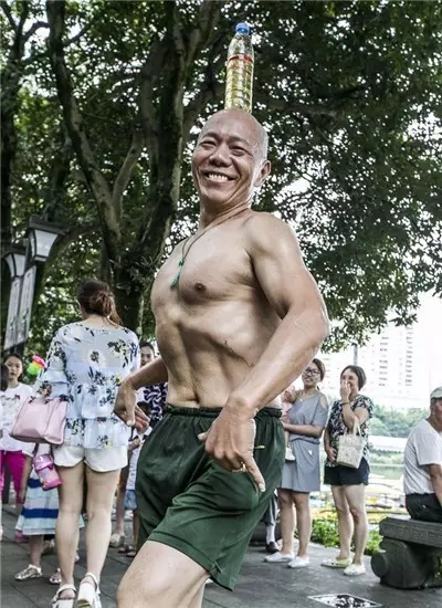 高手在民间!白发老人全民健身器材展神技