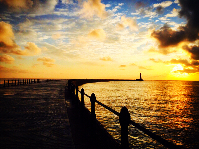 新英驻英记者毛竹欣：用队徽画一个最美东北小城桑德兰