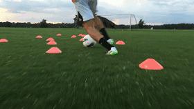 带球过杆射门,带球过半场很难么