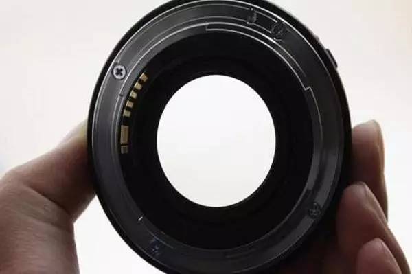 相机对焦后移动跑焦,相机对焦老是偏