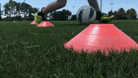 带球过杆射门,带球过半场很难么