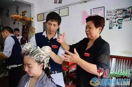 39度高温情侣吵架女子被气晕,两女子经历高温炙烤