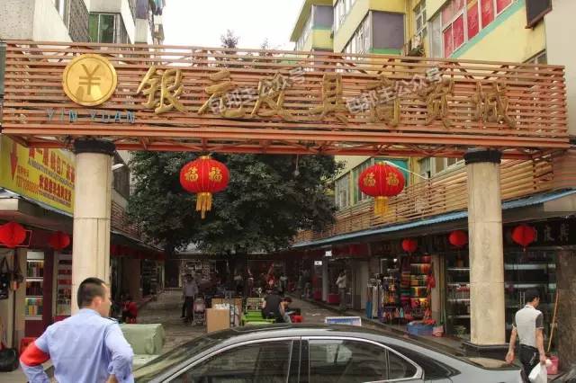 广州市箱包批发市场在哪里,广州箱包批发市场店内视频