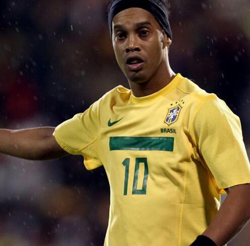 足球场上的精灵罗纳尔迪尼奥,足球巴西老球王