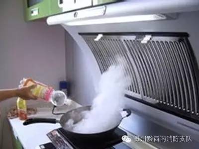 炒菜时油锅着火该怎么处理,炒菜时候油锅起火是什么原因