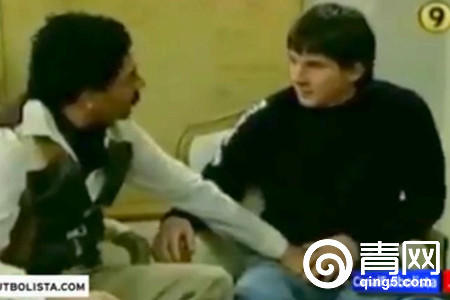 梅西在球门边被踩脚gif,梅西在球门边被踩脚翻滚出场外gif