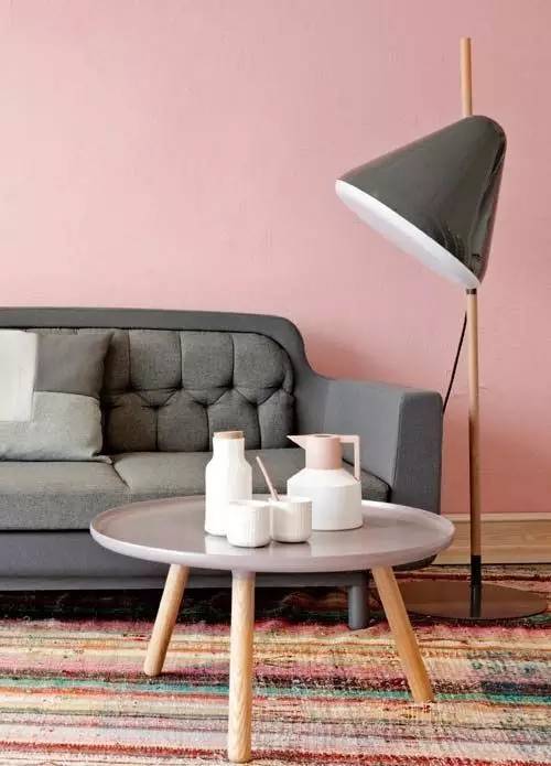 粉色卫衣搭配灰色直筒裤,粉色毛衣搭配灰色阔腿裤