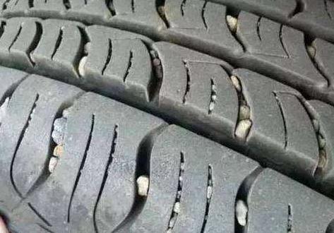 轮胎卡石子怎么抠掉,轮胎卡石子如何去除