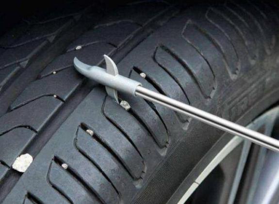 轮胎卡石子怎么抠掉,轮胎卡石子如何去除