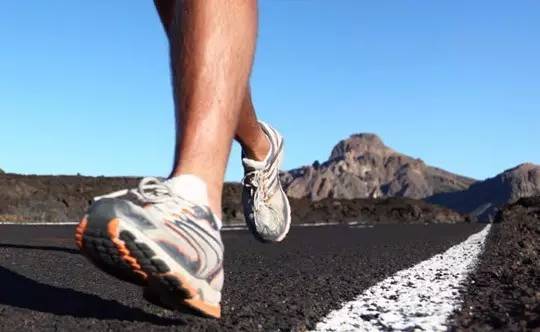 不累的热身方法,跑步的热身和放松视频