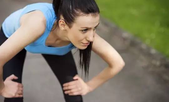 不累的热身方法,跑步的热身和放松视频