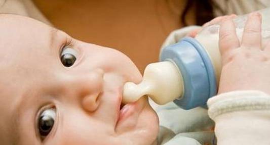 牙医爸爸帮小孩检查牙齿,儿童牙齿矫正父母必看