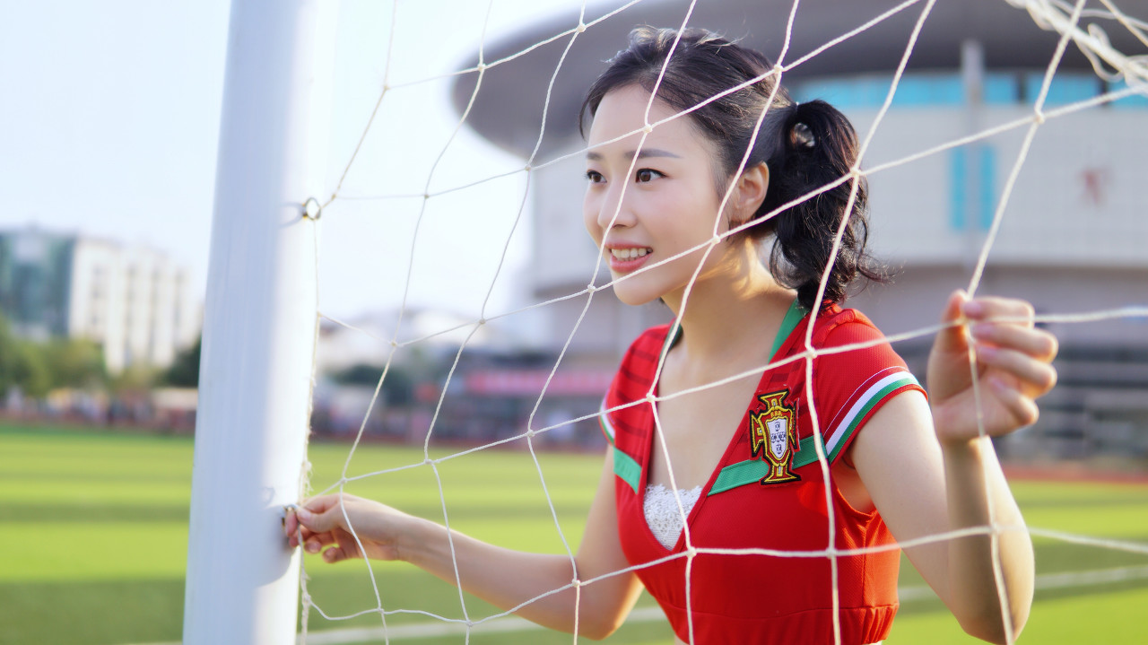 小说：对方球队嘲讽小伙菜鸟，小伙暴起射门反超比分，瞬间打脸