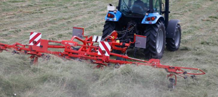 进口牧草割晒机多少钱一台,牧草翻晒机一机两用