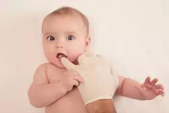 牙医爸爸帮小孩检查牙齿,儿童牙齿矫正父母必看