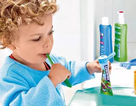 牙医爸爸帮小孩检查牙齿,儿童牙齿矫正父母必看