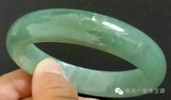 为什么刚买的玉石变色,新买的玉变黄是什么原因