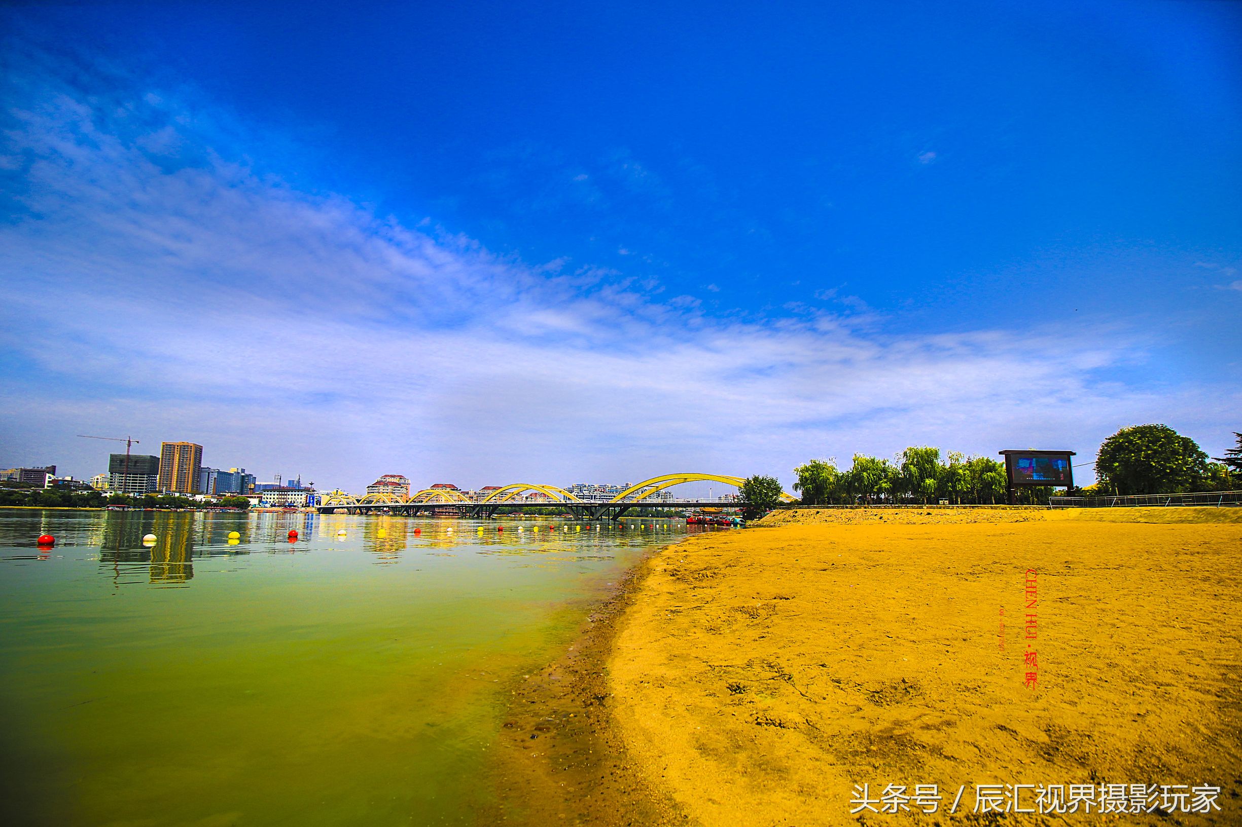 碧水蓝天俏宛城，水岸沙滩似海景