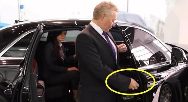 劳斯莱斯自带的那把伞值多少钱,劳斯莱斯幻影10万的雨伞