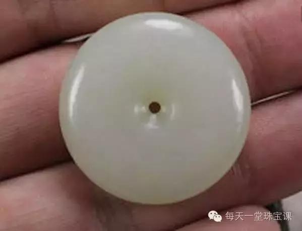 为什么刚买的玉石变色,新买的玉变黄是什么原因