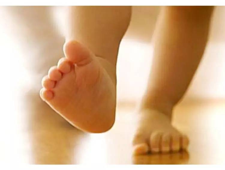 宝宝的脚长小水泡怎么回事,宝宝脚上面有水泡